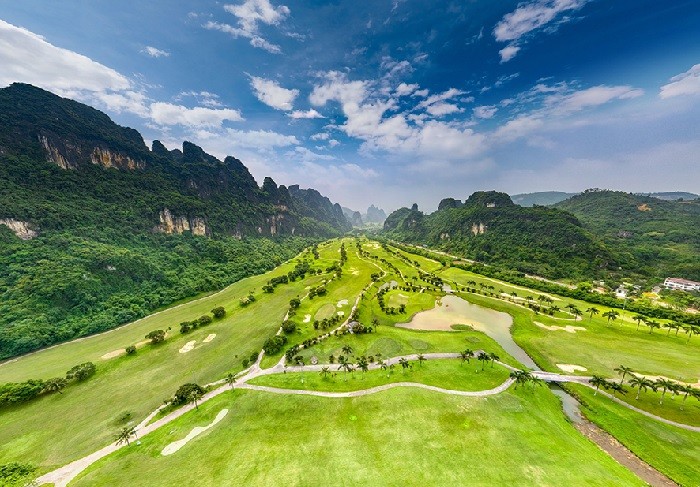 Sân golf Phượng Hoàng Lương Sơn: Khung cảnh thiên nhiên hùng vĩ 