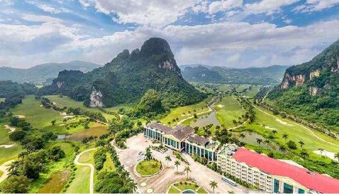 Sân golf Phượng Hoàng Lương Sơn: Tòa nhà clubhouse nhìn từ trên cao