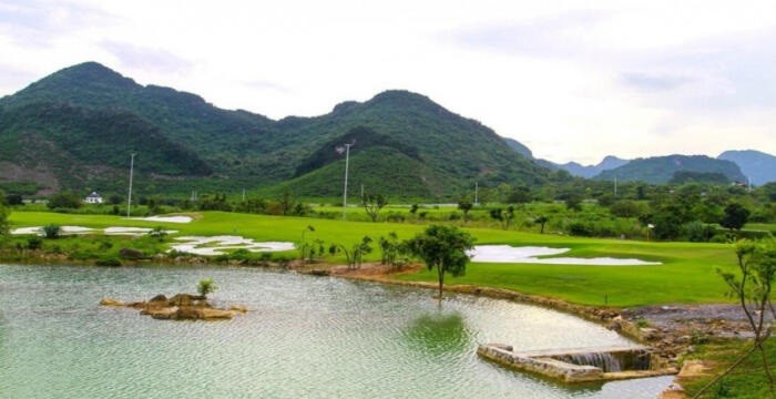 Sân golf Stone Valley - Các hồ nước được bố trí làm tăng độ khó