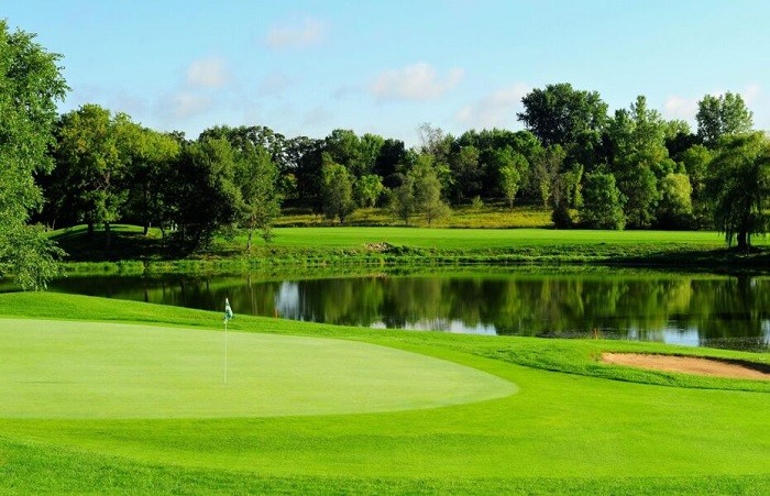 Royal Golf Course: Hồ tự nhiên làm tăng tính thử thách