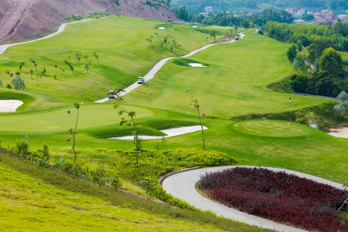 Yên Dũng Golf Club -Địa hình trập trùng do trải dài đan xen giữa dãy núi Nham Biền