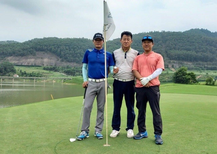 Yên Dũng Golf Club - Một đoàn khách lựa chọn dịch vụ tour golf tại Yên Dũng Golf Club