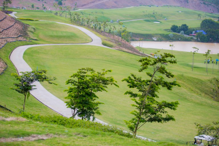 Yên Dũng Golf Club - Địa hình của sân golf gồm nhiều con dốc nhỏ uốn quanh