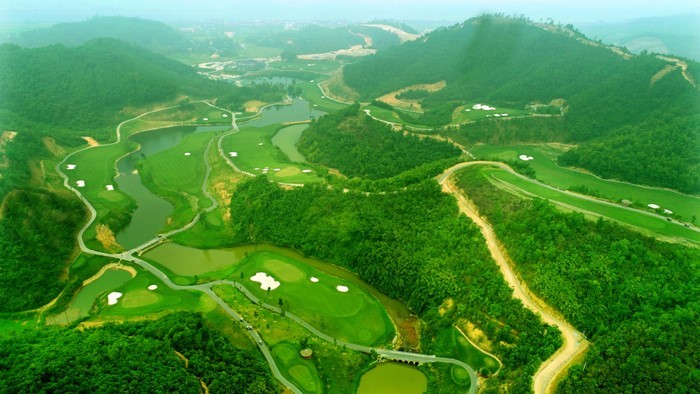Yên Dũng Golf Club - Địa hình trập trùng giữa dãy núi Nham Biền tạo nên địa thế đầy thử thách cho các golfer