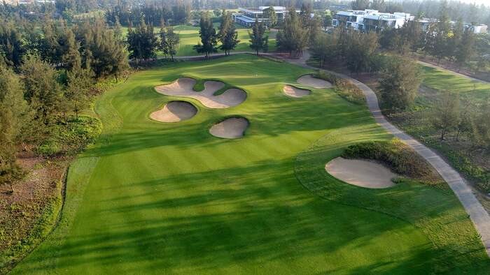 Giá sân golf Montgomerie links - Các hố golf được sắp xếp nhiều bẫy cát 