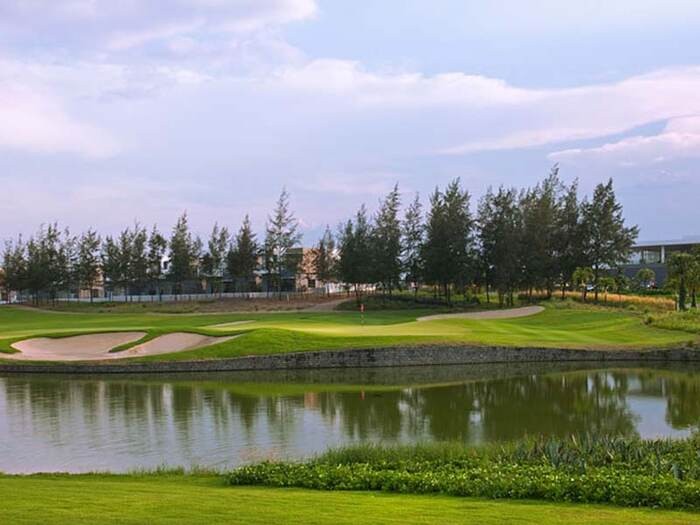 Giá sân golf Montgomerie links - Các vùng green cũng được thiết kế trồng không bằng phẳng 