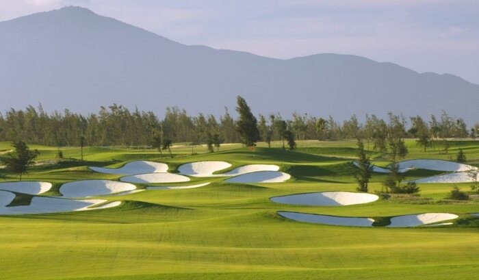 Giá sân golf Montgomerie links -Montgomerie Links Đà Nẵng có tới 18 hố golf chuẩn