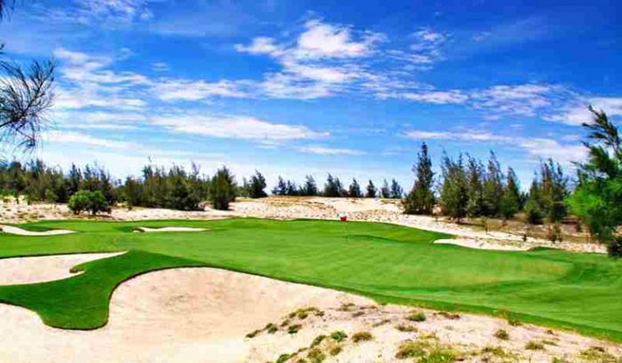 BRG Da Nang Golf Club: Thảm cỏ xanh xen kẽ rừng cây bụi