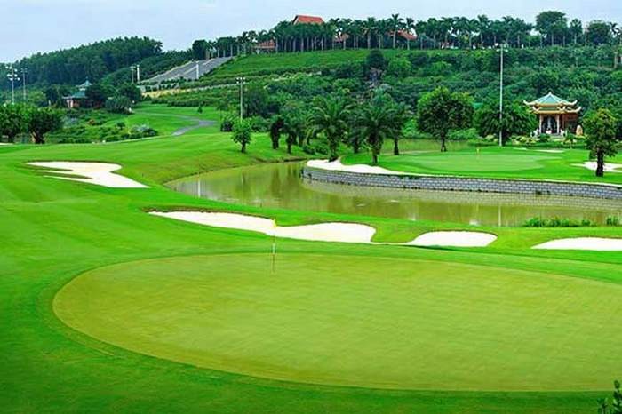 Giá sân golf Chí Linh - Hồ nước tại sân