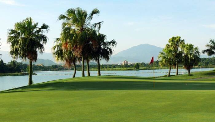 Giá sân golf Đầm Vạc - Sân golf kết hợp với hệ thống bể bơi 