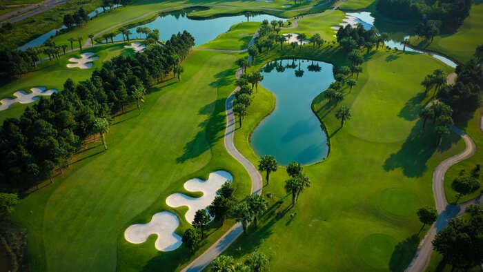 Bảng giá sân golf Đầm Vạc vô cùng ưu đãi 