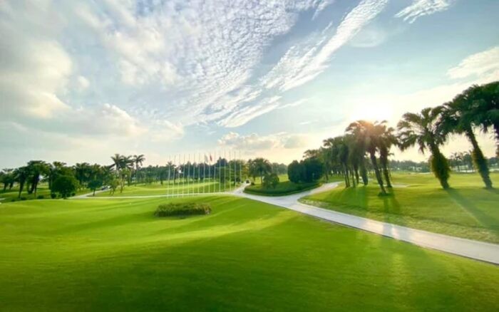 Giá sân golf Đầm Vạc - Sân golf được trồng bằng loại cỏ cao cấp xanh mướt
