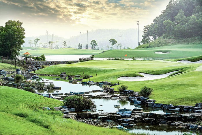 Giá sân golf Legend Hill - Sân golf sở hữu toạ lạc đắc địa giúp người chơi di chuyển cực đơn giản