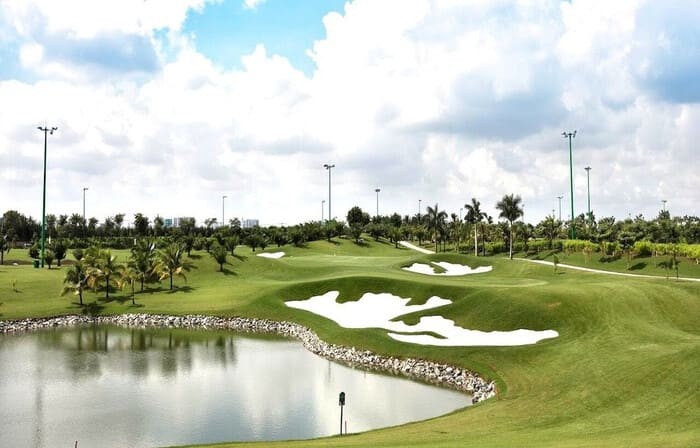 Giá sân golf Long Biên -Giá thành sân golf Long Biên được đánh giá là hợp lý, phù hợp với nhiều người chơi 