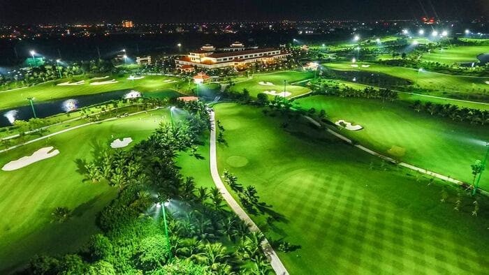 Giá sân golf Long Biên - SHệ thống đèn chiếu sáng là điểm nổi bật của sân golf Long Biên