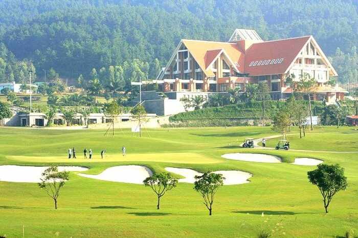Giá sân golf Tam Đảo - Nhà câu lạc bộ được thiết kế giữa sân golf