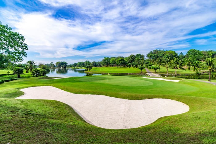 Cập nhật giá sân golf Vân Trì - Sử dụng loại cỏ chất lượng cao giúp tay chơi golf có được những đường chơi chính xác nhất 