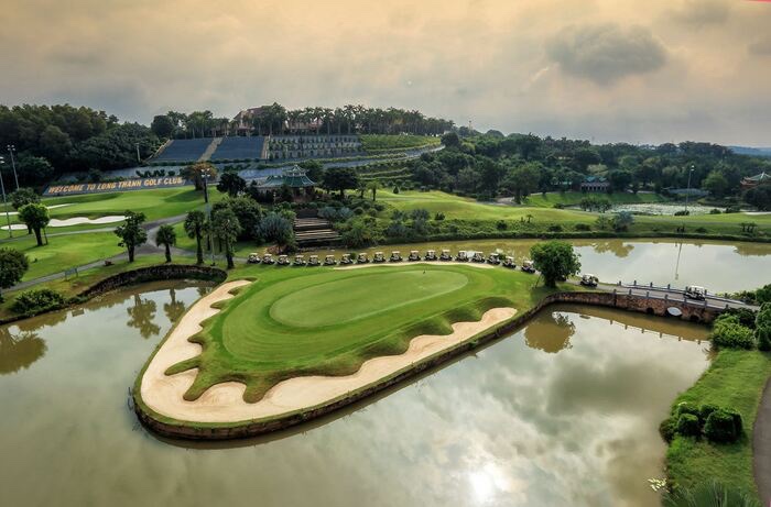 Hồ nước được xếp đặt khéo léo và tinh tế tại Long Thành Golf Resort