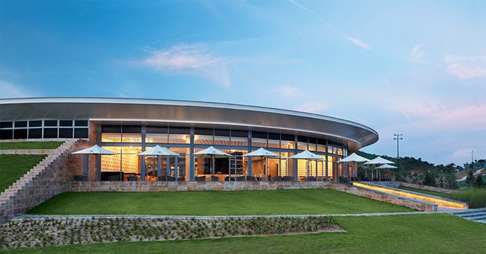Sân golf Bà Nà Hills: Nhà hàng với tầm nhìn ra sân golf