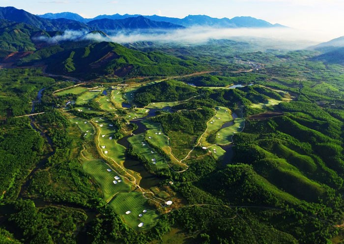 Sân golf Bà Nà Hills: Sân golf ẩn mình trong núi rừng hùng vĩ