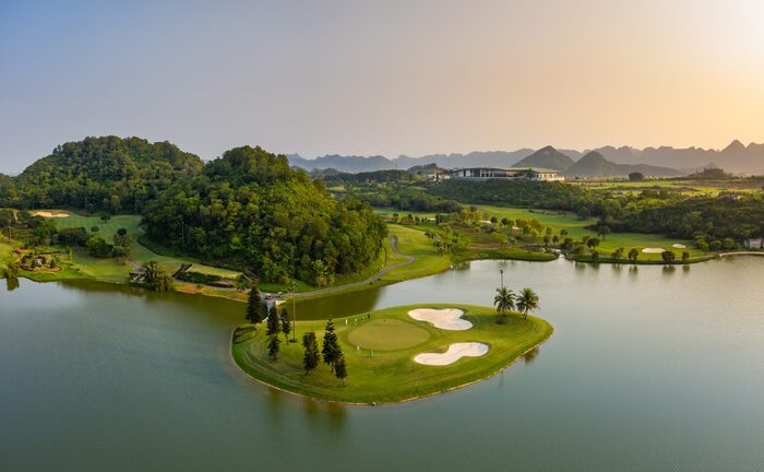 sân golf Bình Dương - Royal Island Golf & Villas xinh đẹp nhìn từ trên cao. 