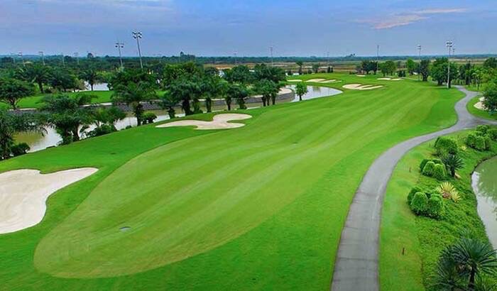sân golf Bình Dương - Mặt sân phủ cỏ cao cấp êm ái tại sân golf 