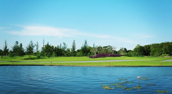 sân golf Bình Dương - Mặt hồ trong lành, xanh ngắt tại sân golf.