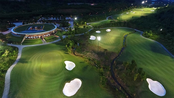 sân golf Đà Nẵng - Hệ thống đèn điện chiếu sáng ban đêm hiện đại tại Bà Nà Hills Golf Club 