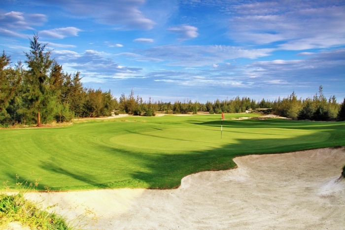 sân golf Đà Nẵng - Sự xếp đặt ngoạn mục và khéo léo của hố cát tại sân golf BRG Da Nang Golf Club