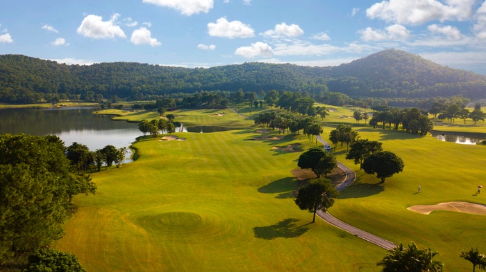 sân golf Hải Dương - Sân golf nằm gọn trong lòng một thung lũng tuyệt đẹp với hồ nước tự nhiên.