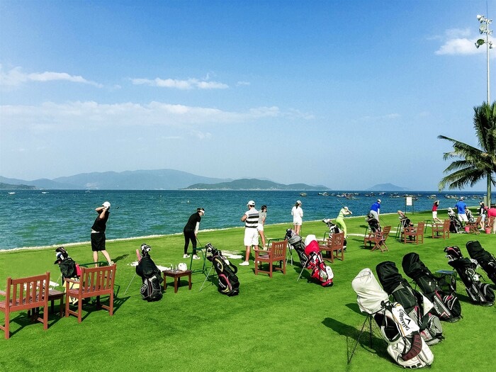 sân golf Nha Trang - Trải nghiệm đánh bóng ra biển tại Diamond Bay Golf & Villas Nha Trang 