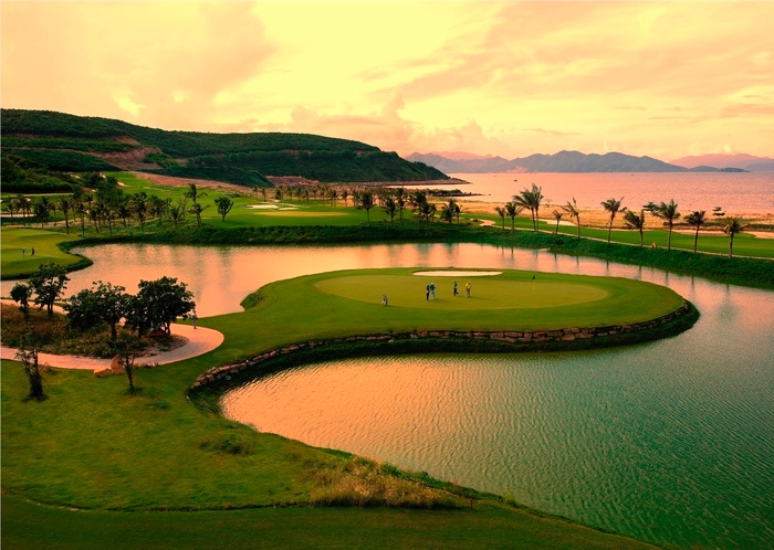 sân golf Nha Trang - Ánh chiều tà chiếu rọi trên mặt sân Vinpearl Golf Nha Trang