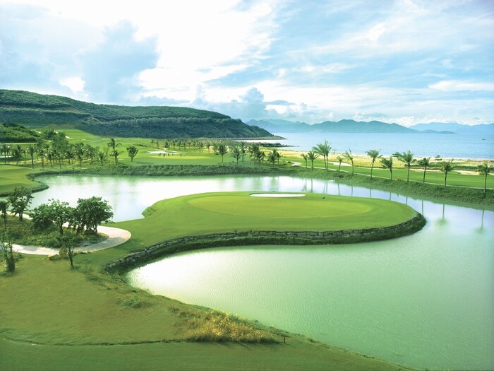 sân golf Nha Trang - Thiết kế hồ nước tinh tế tại Vinpearl Golf Nha Trang