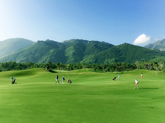 sân golf Nha Trang - Diamond Bay được bao bọc bởi núi cao biển rộng, non xanh nước biếc.