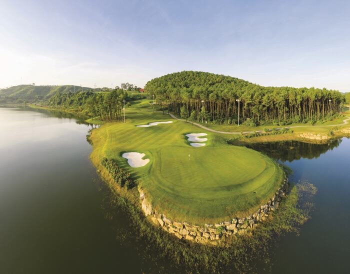 sân golf Ninh Bình - Hố cát được xếp đặt khéo léo bên hồ nước 