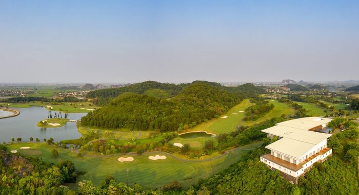 sân golf Ninh Bình - Toà nhà câu lạc bộ của sân golf Hoàng Gia.