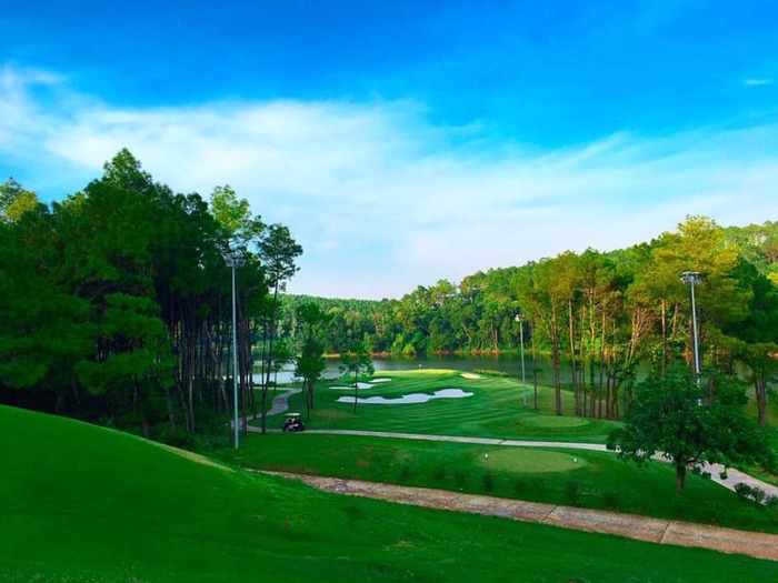 sân golf Ninh Bình - Sân golf Tràng An uốn lượn quanh các khu rừng thông.