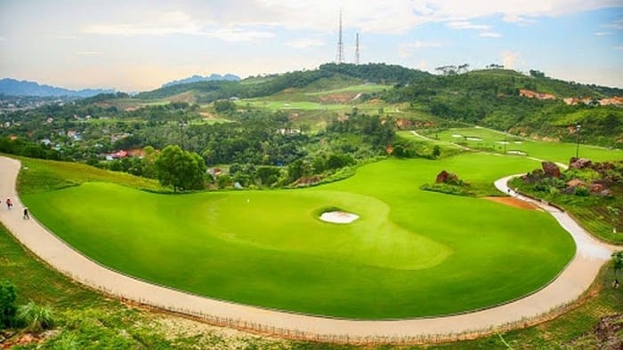 Sân golf Thanh Lanh -  Sở hữu nhiều hố cát, hồ nước, địa hình mấp mô mang đến nhiều thử thách hấp dẫn cho người chơi
