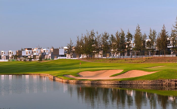 Sân Montgomerie Links Golf Club: Khu biệt thự được xây dựng giữa hố 9 và 10