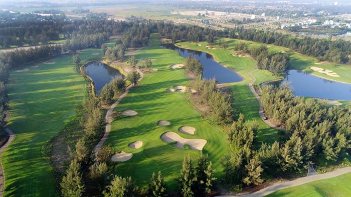Sân Montgomerie Links Golf Club: Các hố golf trên sân được ngăn cách bởi các fairway uốn lượn