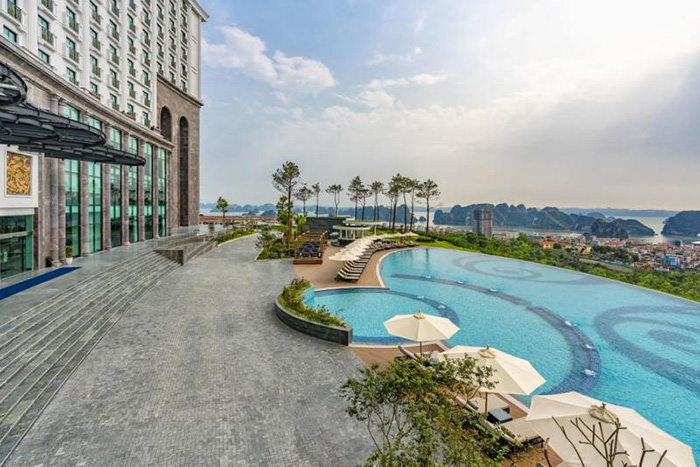 Tour du lịch golf Quảng Ninh - Bể bơi ngoài trời hiện đại
