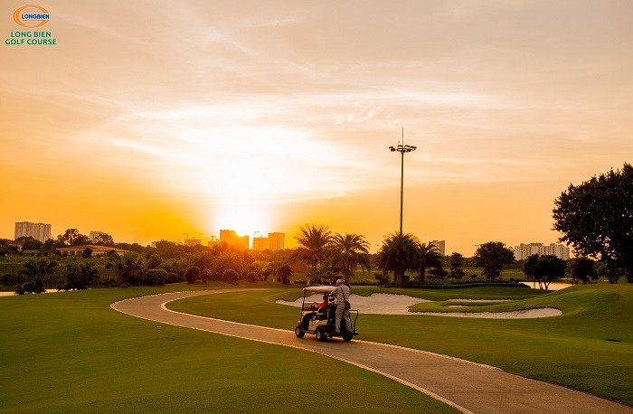 Với tổng vốn đầu tư trên 1.500 tỷ đồng, sân golf Long Biên và tổ hợp nhà câu lạc bộ sang trọng, hiện đại đang là điểm đến mới của các golf thủ.
