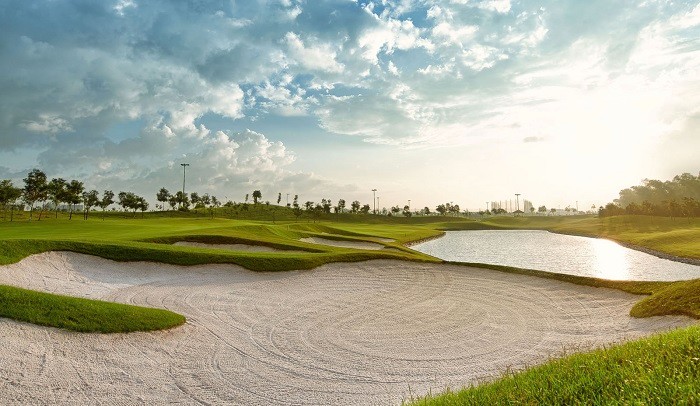 Sân Golf Long Biên là sân golf 27 lỗ đầu tiên và duy nhất trong nội thành TP Hà Nội, các golfer chỉ mất chưa đầy 20 phút từ trung tâm thành phố để đến với sân, chưa kể sân ở vị trí giao thoa huyết mạch giữa các vùng phía Tây và Đông của thành phố, giúp các golfer ở mọi nơi tiếp cận dễ dàng. 
