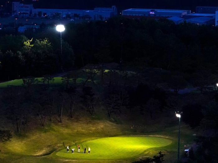 chơi golf đêm ở Hàn Quốc: Những golfer mong muốn đắm mình trong khoảng không thiên nhiên rộng lớn, họ tìm đến khung giờ phát bóng vào buổi tối. 