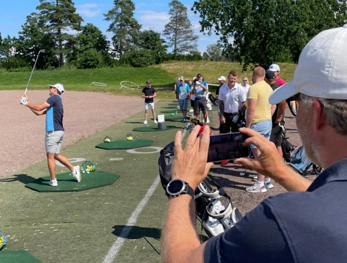 Hovland chơi golf: Kín tiếng với truyền thông trong kỳ nghỉ cá nhân nhưng Hovland rất thân thiện với mọi người ở sân Larvik