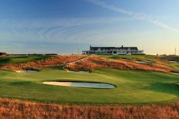 Có một vẻ đẹp cổ kính song hành cùng thời gian bên trong những sân golf lâu đời nhất nước Mỹ