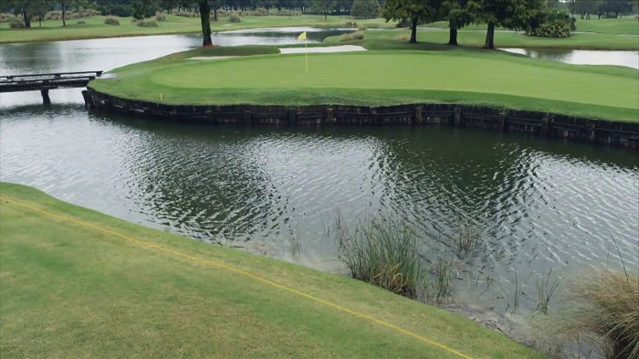 Những điều bạn cần biết để cứu bóng trong bẫy nước như một golfer chuyên nghiệp