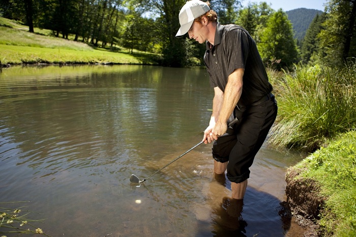 Những điều bạn cần biết để cứu bóng trong bẫy nước như một golfer chuyên nghiệp
