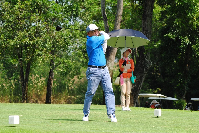 chơi golf tại Lam Luk Ka Country CLub