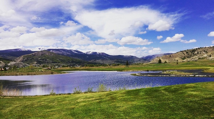 Old Works Golf Course trải dài trên hàng trăm mẫu đất của Anaconda, địa điểm luyện đồng lịch sử của Montana.